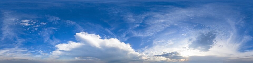 Fototapeta premium Equirectangulares, nahtloses Panorama als Himmelsersatz für 360 Grad-Anwendungen, Sonnenschein am Abend mit aufziehendem Gewitter 