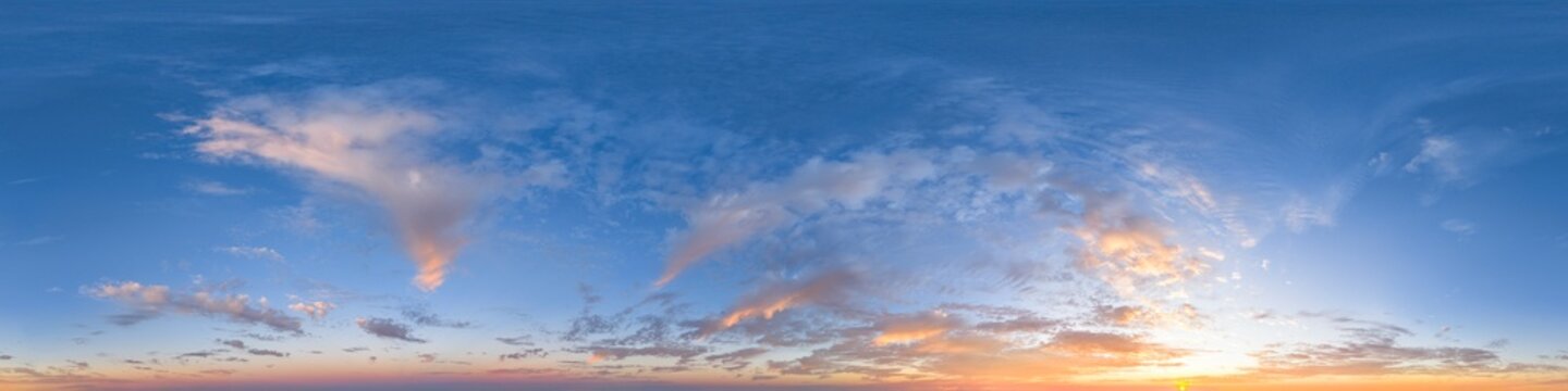 Equirectangulares, nahtloses Panorama als Himmelsersatz f&uuml;r 360 Grad-Anwendungen, farbenpr&auml;chtiger Sonnenaufgang bei leichter Bew&ouml;lkung