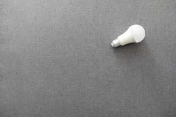 Naklejka premium Electric light bulb on a gray background