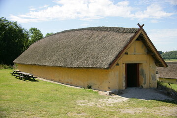 Ricostruzione di una casa vichinga con tetto in paglia