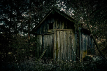 Leerstehende Holzh&uuml;tte im Wald