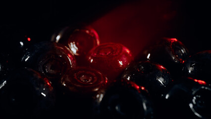 Filmische Blaubeeren in rotem Licht