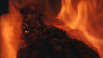 Nahaufnahme von Feuer im Kamin