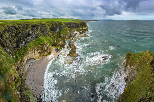 K&uuml;ste bei Portrush in Nordirland - The Wishing Arch