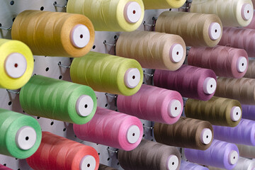 Many spools of thread of different colors
