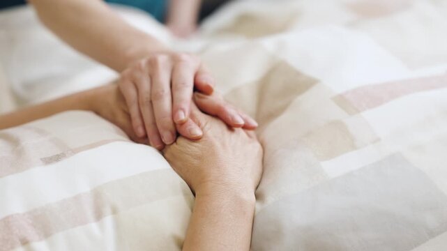 高齢者の看取りをするアジア人介護士