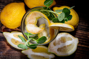 Limonada con cascara de limón, orégano cubano, hielo y limo cortado 