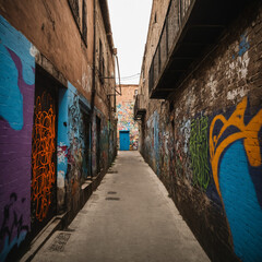 Photo Graffiti-covered alleyway with artistic murals