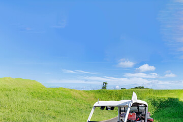 ゴルフカートと綺麗な青空