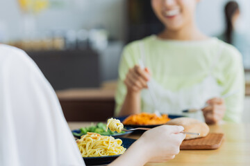 カフェで食事をする若い女性