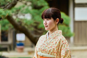 Obraz premium 着物姿の若い女性