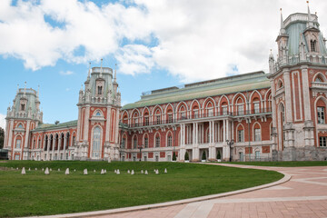 Obraz premium Visit Tsaritsyno, a remarkable historical site in Moscow known for its unique architecture and lush surroundings, attracting visitors throughout the year.