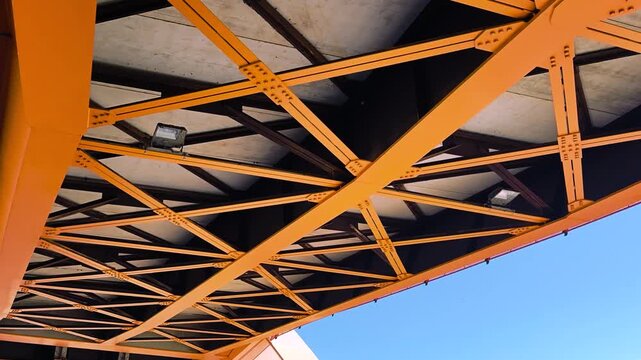 Intradosso di un ponte stradale in ferro