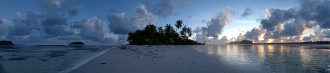 Obraz premium Tropical island sunset beach hdri panoramic view equirectangular environment