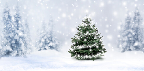 Winterliche Weihnachtsstimmung mit Schnee und Weihnachtsbaum