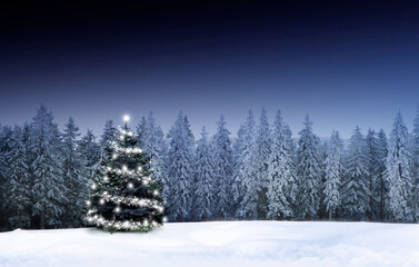 Winterliche Weihnachtsstimmung mit Schnee und Weihnachtsbaum
