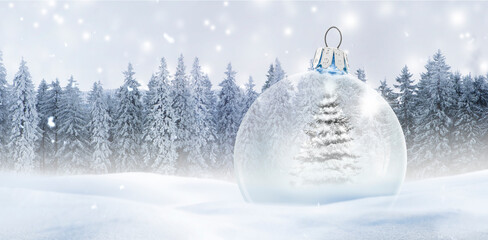 Winterliche Weihnachtsstimmung mit Schnee und Weihnachtsbaum