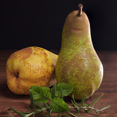 Pere in primo piano, con rametto di rosmarino e menta