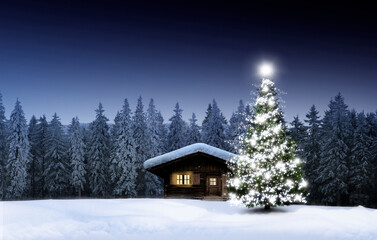 Winterliche Weihnachtsstimmung mit Schnee und Weihnachtsbaum