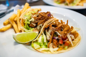 タコスとフライドポテト