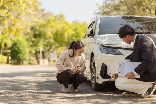A modern car dealer explains car features to a female customer during the car purchase process, emphasizing professional customer service. Interaction during car sales. - Powered by Adobe