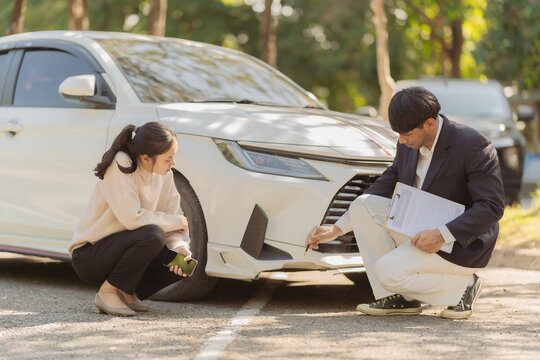 A modern car dealer explains car features to a female customer during the car purchase process, emphasizing professional customer service. Interaction during car sales.