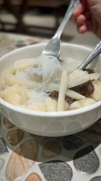 Traditional Tekwan soup from Palembang, Indonesia, featuring fish balls, vermicelli noodles, jicama, and mushrooms in a savory clear broth. Classic Southeast Asian comfort food.