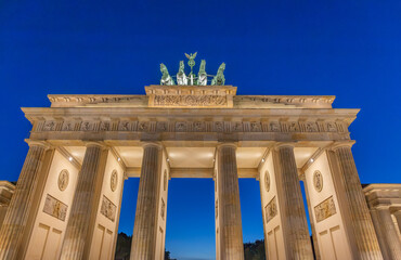 Fototapeta premium Abendstimmung am Brandenburger Tor in Berlin, Deutschland