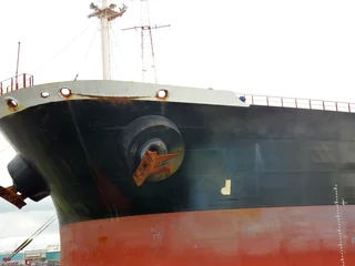 Tableau sur plexiglas Anvers Ein altes Frachtschiff liegt im Hafen von Antwerpen.  © Theresia Karanitsch