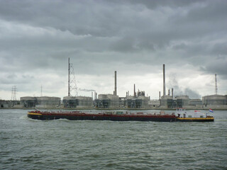Ein leeres Containerschiff f&auml;hrt durch den Hafen von Antwerpen.