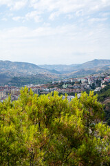 Obraz premium Cityscape with Mountainous Backdrop