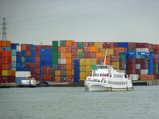 Ein Ausflugsschiff f&auml;hrt zur Besichtigung durch den Containerhafen.