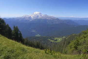 Fototapeta premium Scenic Mountain Range Featuring Snowy Summits and Clear Skies