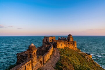 Obraz premium Historic fortress overlooking vast sea with aged buildings