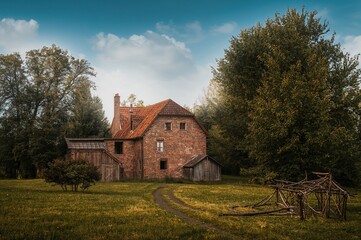 Obraz premium An ancient brick fortress surrounded by trees