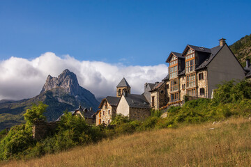 Fototapeta premium La hermosa localidad de Lanuza, joya enclavada en el pirineo aragones en la provincia de Huesca, España.
