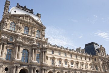 Obraz premium Historic architectural masterpiece showcasing intricate stonework and ornate details under a clear blue sky, representing cultural heritage and artistic achievement