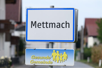 Obraz premium Ortsschild von Mettmach