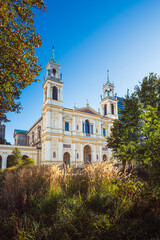 Plac Grzybowski i Kościół Wszystkich Świętych w Warszawie w słoneczne popołudnie późnym latem, Polska