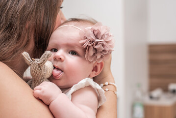 Baby auf Mamas Arm ist gl&uuml;cklich