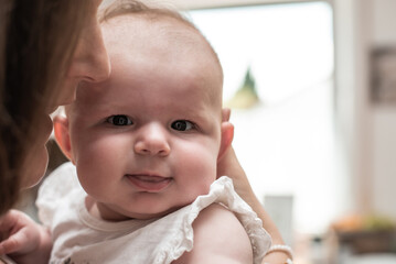 Baby auf Mamas Arm ist gl&uuml;cklich