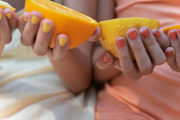 Fotografía veraniega de unas naranjas y unos limones
