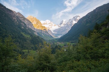 Fototapeta premium Scenic alpine terrain with towering peaks, vibrant valleys, and hiking paths perfect for capturing nature's beauty.