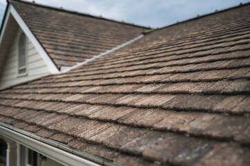 Naklejka premium Close-up view of a roof surfaced with ceramic shingles