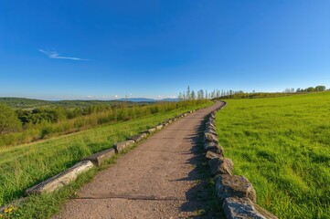 Fototapeta premium Stunning walkway bordered by rocks
