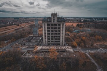 Aerial perspective of a 16-floor structure in a deserted urban area