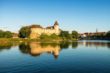 Obraz premium During summer, the fortress of Munot is mirrored in the Rhine River's waters.