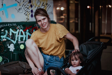 Madre e hija disfrutado tarde en Berna, Suiza.