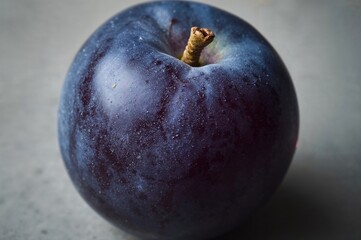 Obraz premium Close-up texture of ripe blue plums for detailed food shots