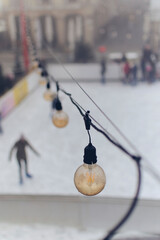 Decoración navideña de una pista de patinaje artificial en el centro de una ciudad